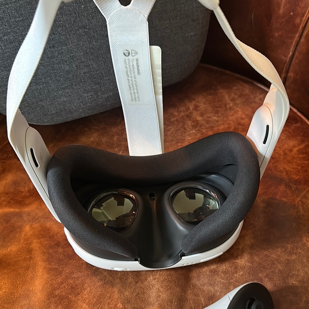 Meta Quest 3 512 GB All-In-One VR Headset with Controllers, Charger, and Case - Picture 3 of 5